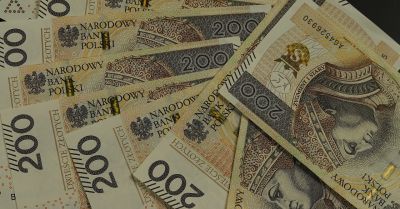 Zarzut dla 48-latki, która zaatakowała mężczyznę i zabierała jego pieniądze w kwocie ponad 2500 złotych.
